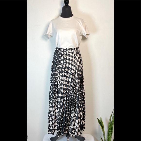 H&M | NWOT Pleated Satin Skirt - Picture 4 of 12